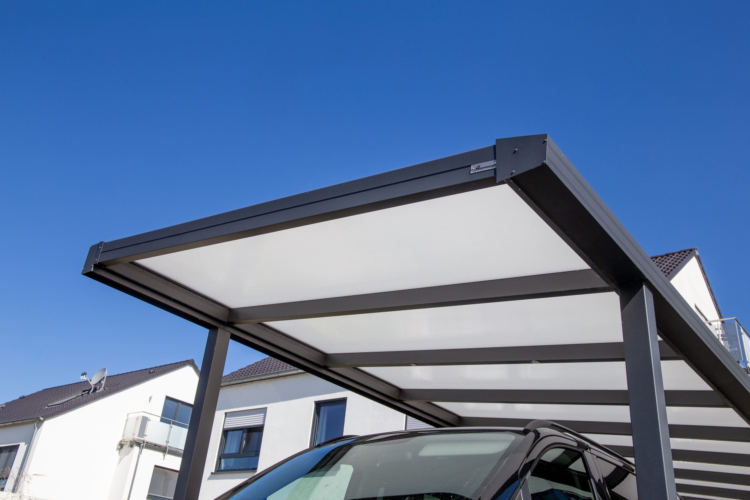 moderner und hochwertiger carport an einem wohnhaus